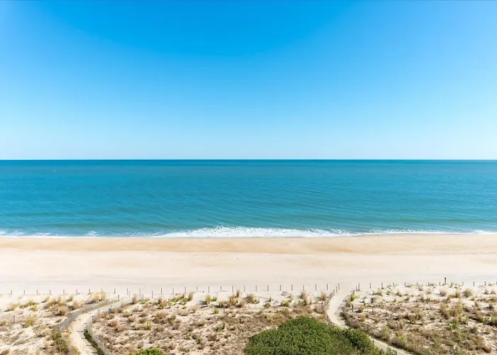 Beautiful Ocean Views From Your Balcony! *