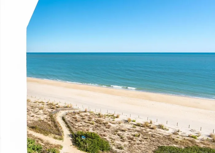 Beautiful Ocean Views From Your Balcony! Holiday home